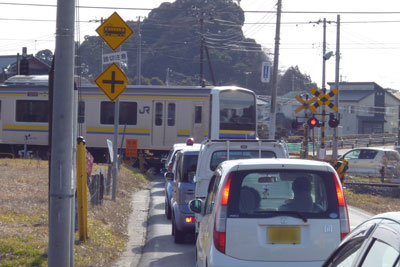 JR踏切を越える